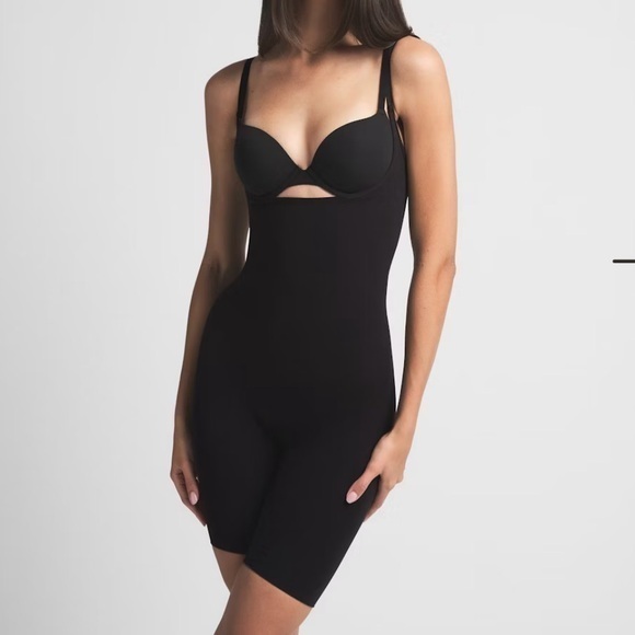 SKIMS Other - SKIMS SEAMLESS SCULPT BUTT LIFTING OPEN BUST BODYSUIT ONYX SMALL